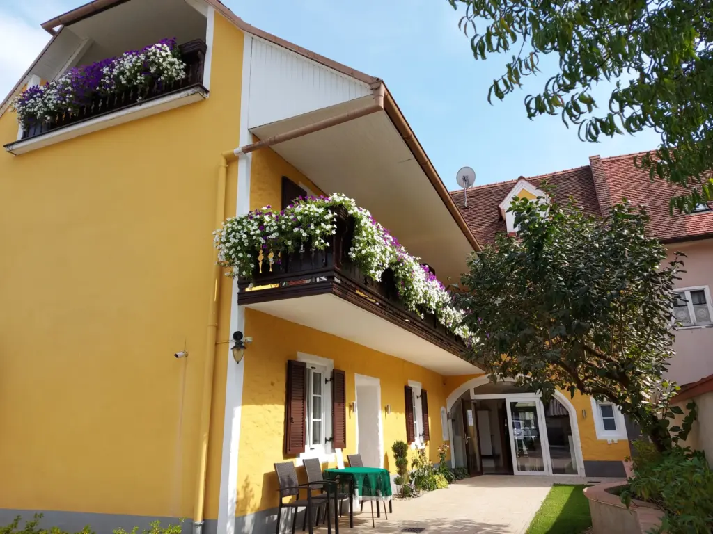 Gästehaus Ferk, Unterkunft und Frühstückspension in der Altstadt Bad Radkersburg, Hausansicht Garten
