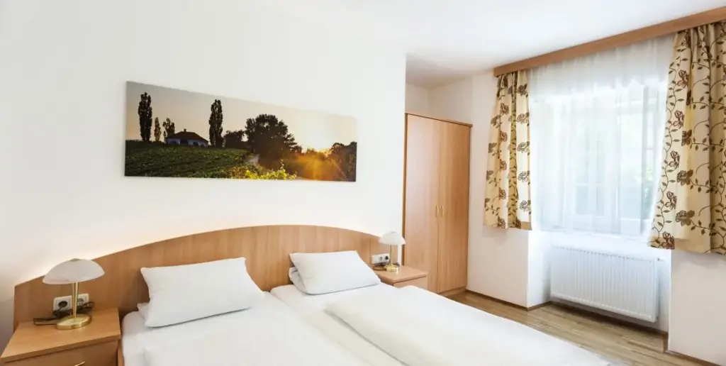 Doppelzimmer Superior , Doppelbett, Badezimmer, Gästehaus Ferk, Frühtsückspension Bad Radkersburg