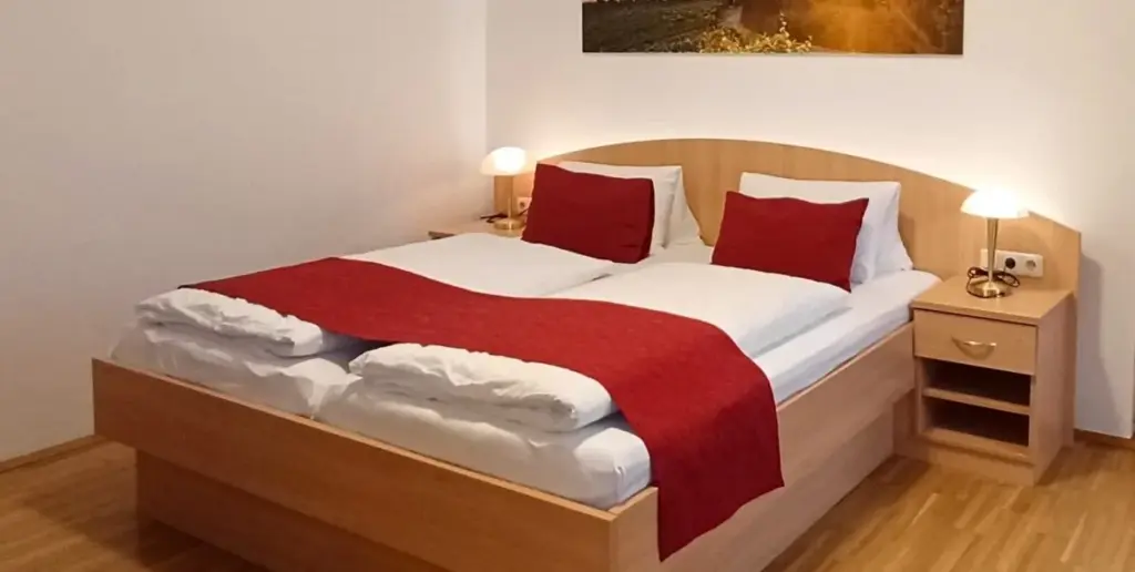 Doppelzimmer Superior , Doppelbett, Badezimmer, Gästehaus Ferk, Frühtsückspension Bad Radkersburg