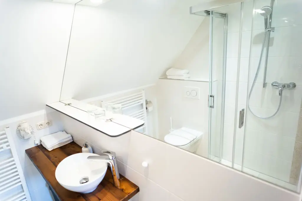 Gästehaus Ferk, Unterkunft und Frühstückspension in der Altstadt Bad Radkersburg, Doppelzimmer Deluxe Vorraum, Dusche