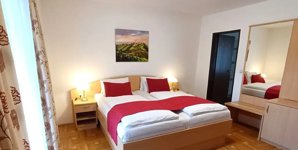 Doppelzimmer Superior mit Balkon, Badezimmer, Gästehaus Ferk, Frühtsückspension Bad Radkersburg