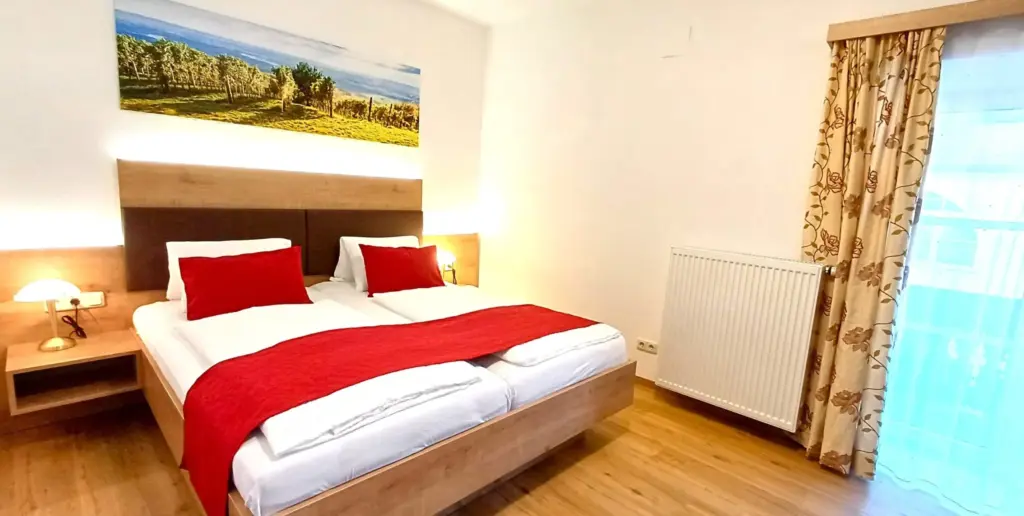 Doppelzimmer Superior mit Balkon, Badezimmer, Gästehaus Ferk, Frühtsückspension Bad Radkersburg