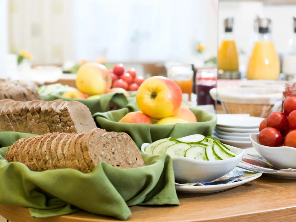Gästehaus Ferk, Unterkunft und Frühstückspension in der Altstadt Bad Radkersburg, Frühstücksbuffet