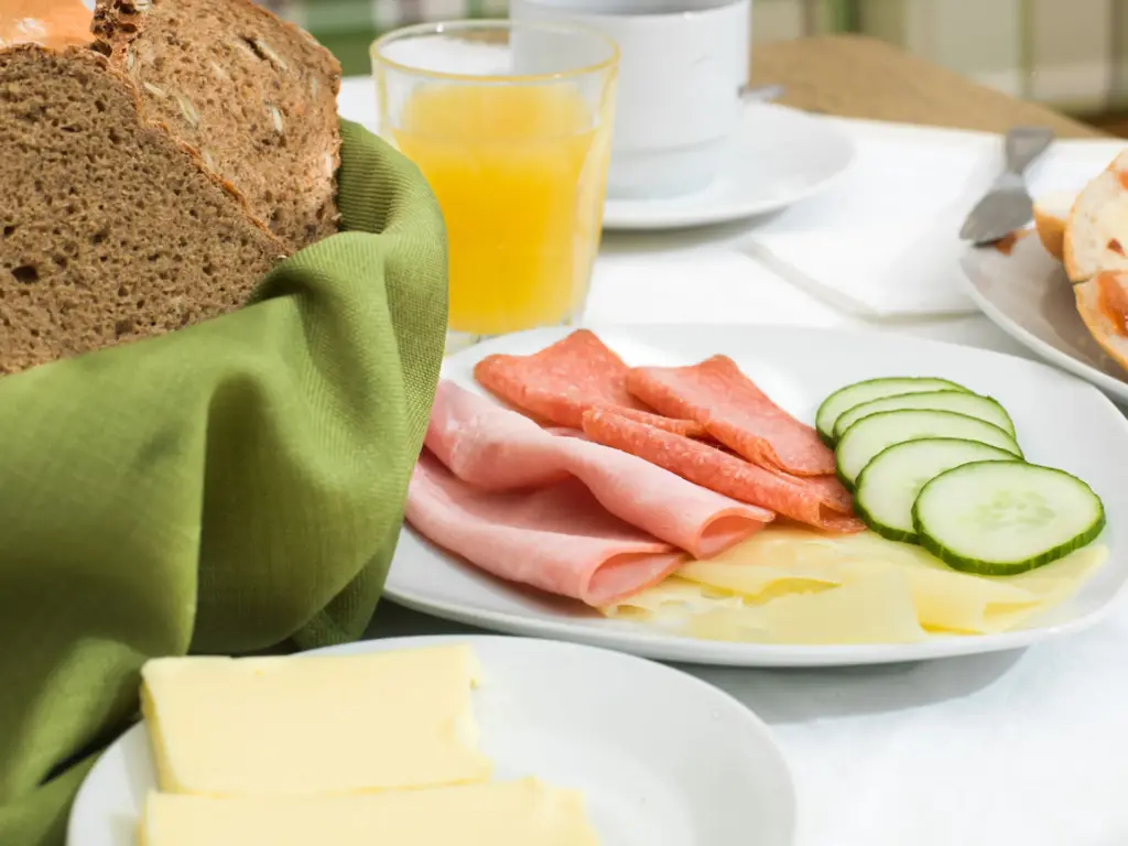 Gästehaus Ferk, Unterkunft und Frühstückspension in der Altstadt Bad Radkersburg, Frühstücksbuffet