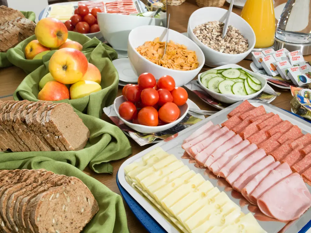 Gästehaus Ferk, Unterkunft und Frühstückspension in der Altstadt Bad Radkersburg, Frühstücksbuffet