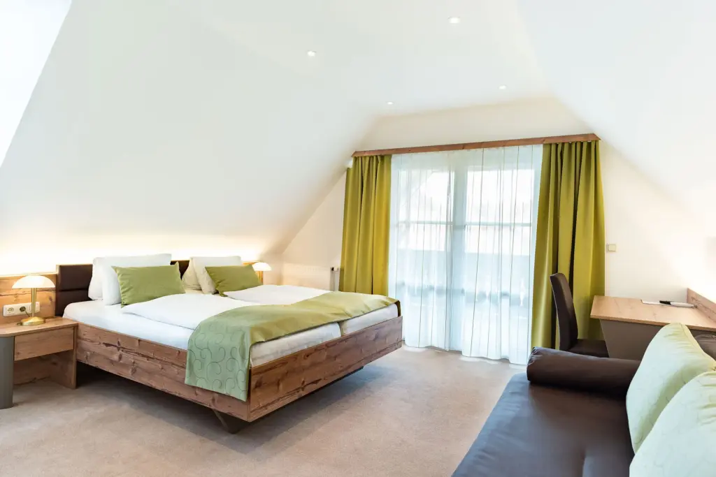 Gästehaus Ferk, Unterkunft und Frühstückspension in der Altstadt Bad Radkersburg, Doppelzimmer Deluxe mit Balkon, Küche, Zusatzbetten, Familienzimmer, Couch,