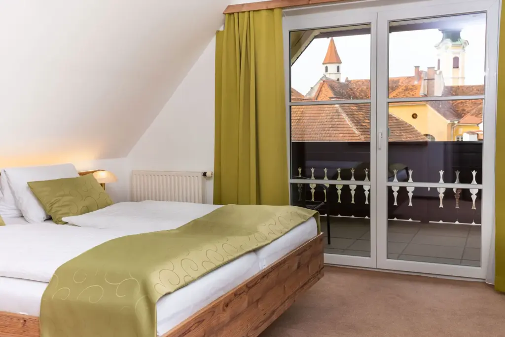 Gästehaus Ferk, Unterkunft und Frühstückspension in der Altstadt Bad Radkersburg, Doppelzimmer Deluxe mit Balkon Blick auf die Altstadt